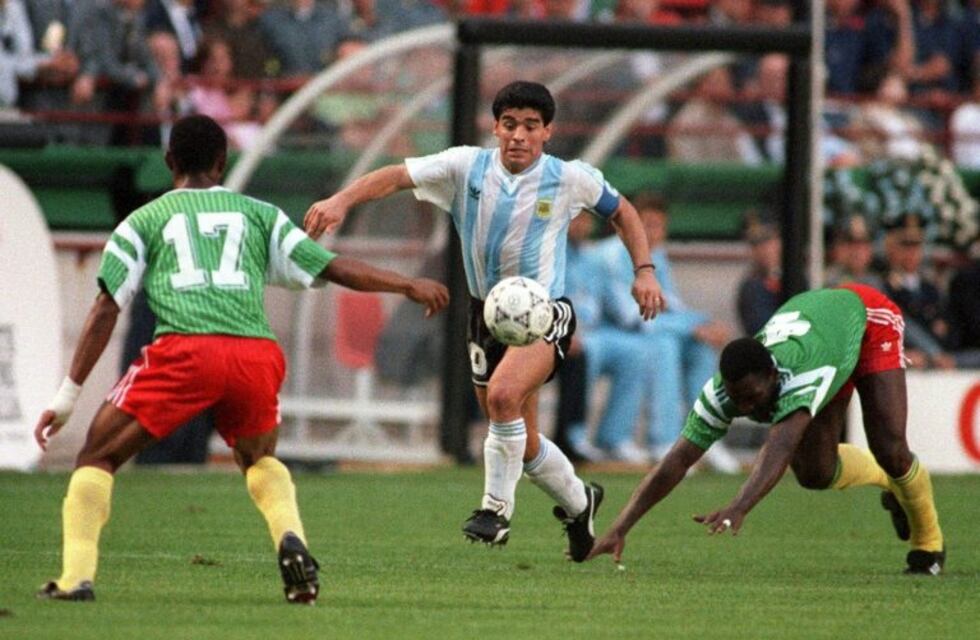 Un día como hoy la Selección debutaba ante Camerún en Italia 90: patadas violentas y cachetazo