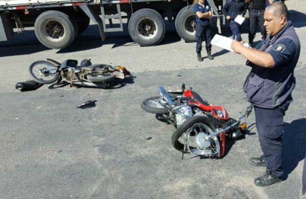 Choque entre motos terminó con los dos conductores hospitalizados