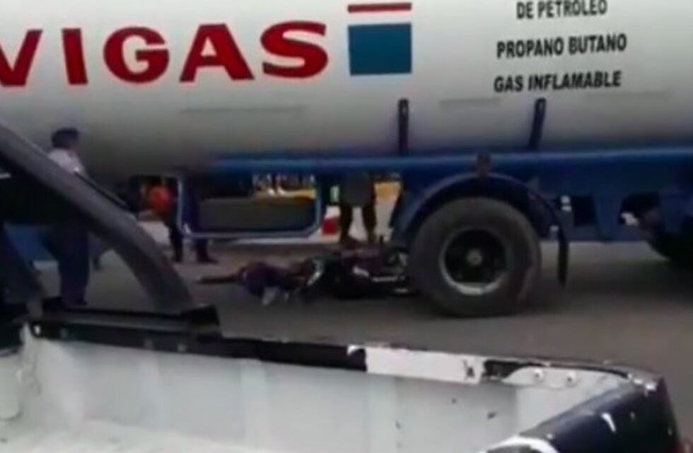 Una policía murió al ser atropellada por un camión de gas licuado