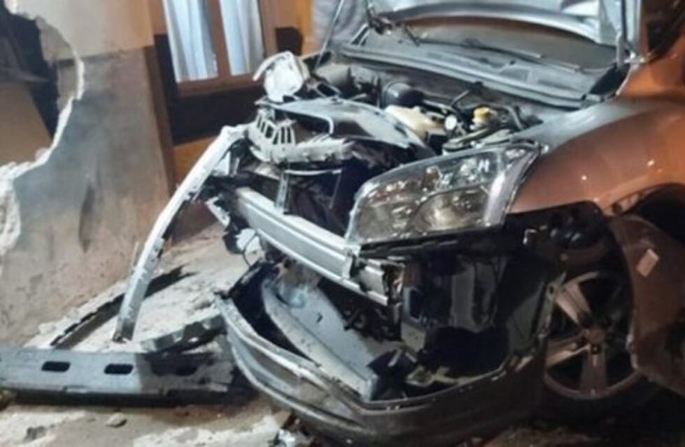 Villa María; robó una camioneta y la estrelló contra la pared de una casa