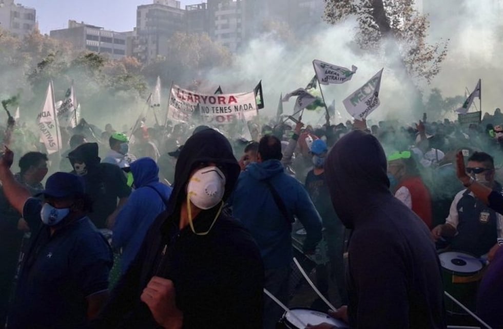 Masiva marcha de empleados municipales al Palacio 6 de Julio