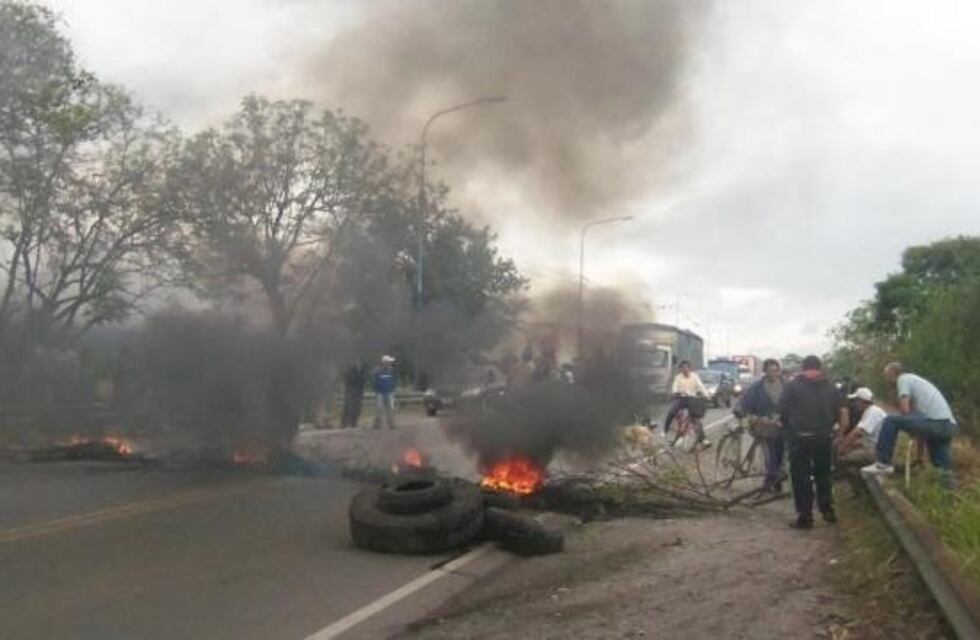 Un reclamo de trabajadores rurales mantiene cortada la ruta 38