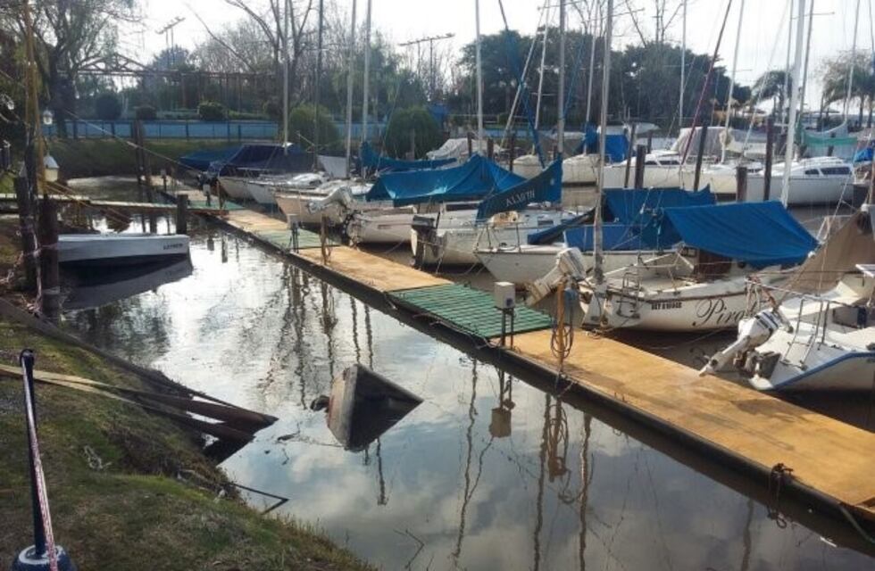 Un empleado de seguridad de un club halló su vehículo hundido en el río cuando terminó su turno