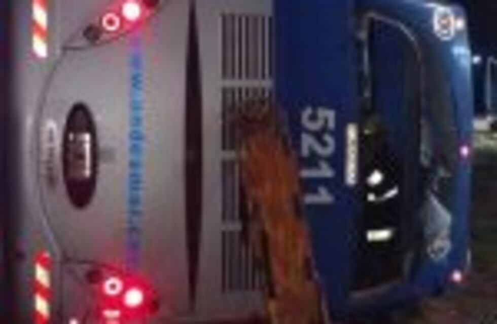 Dos muertos y cuatro heridos graves, al volcar un colectivo de Andesmar en la circunvalación de Río Cuarto