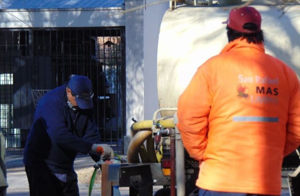 El municipio aumentó los operativos de desinfección y entrega de lavandina