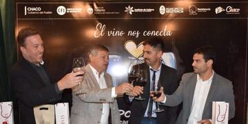 Funcionarios provinciales junto al organizador de la Expo durante la presentación\u002E (Prensa Gobierno del Chaco)