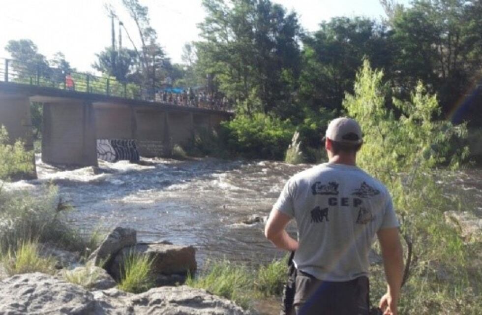 Advierten sobre crecida en Cuesta Blanca tras chaparrón en las sierras