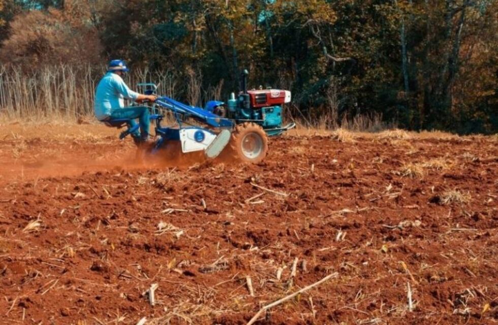 El nuevo motocultivador de Eldorado ya estuvo trabajando en la chacra de un productor