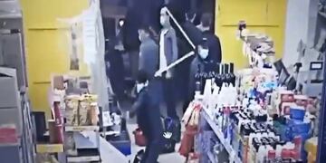 Un grupo de hombres atacó a palazos un supermercado chino en La Plaa (Captura Youtube)