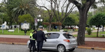 Controles policiales a vehículos en la Plaza 25 de Mayo