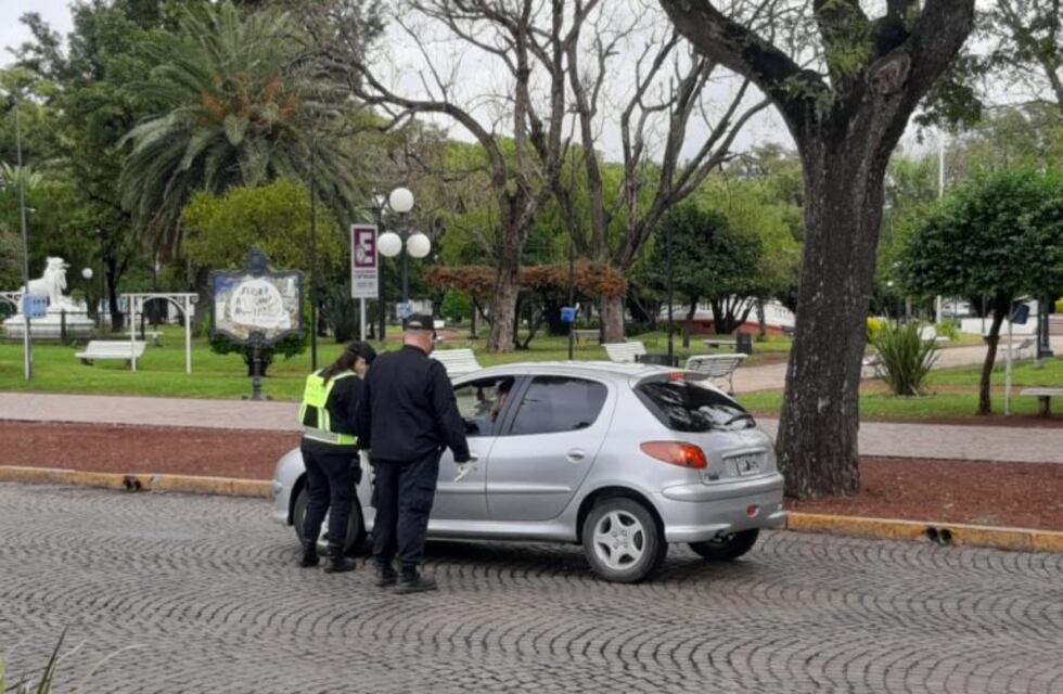Controlaron a más de 600 vehículos en la Plaza 25 Mayo y retuvieron a uno por violar la cuarentena