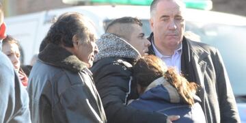 Fernando Altamirano, pareja de Lourdes Espíndola, abraza a familiares durante la despedida del cortejo fúnebre\u002E Foto: Luciano Thieberger