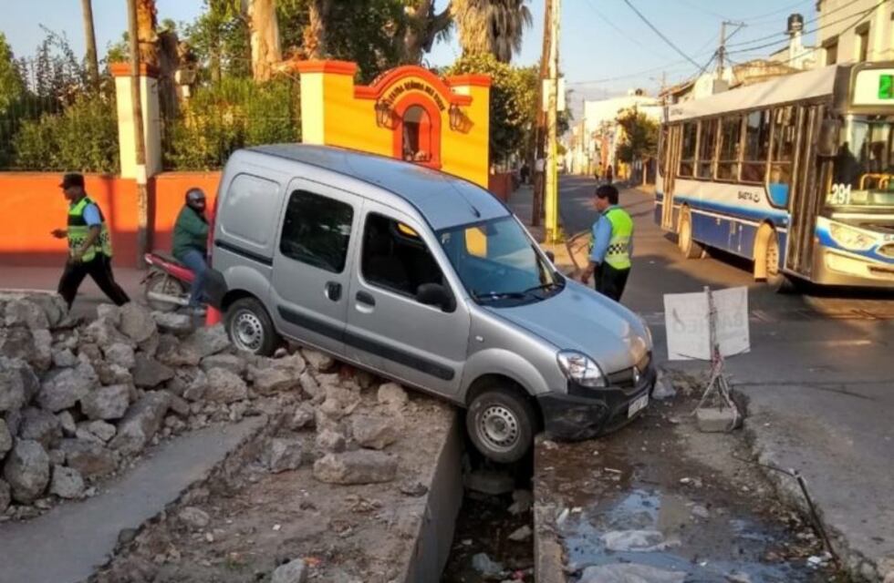 Conducía ebrio, terminó dentro de un pozo y culpó a la Municipalidad