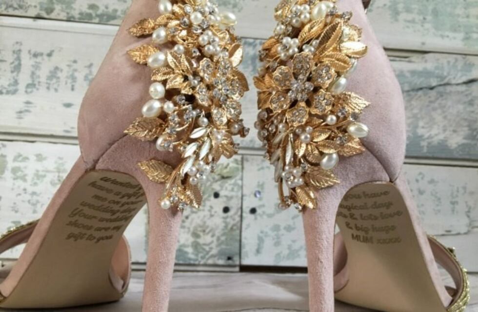 Encontró un emotivo mensaje de su mamá fallecida en sus zapatos de novia