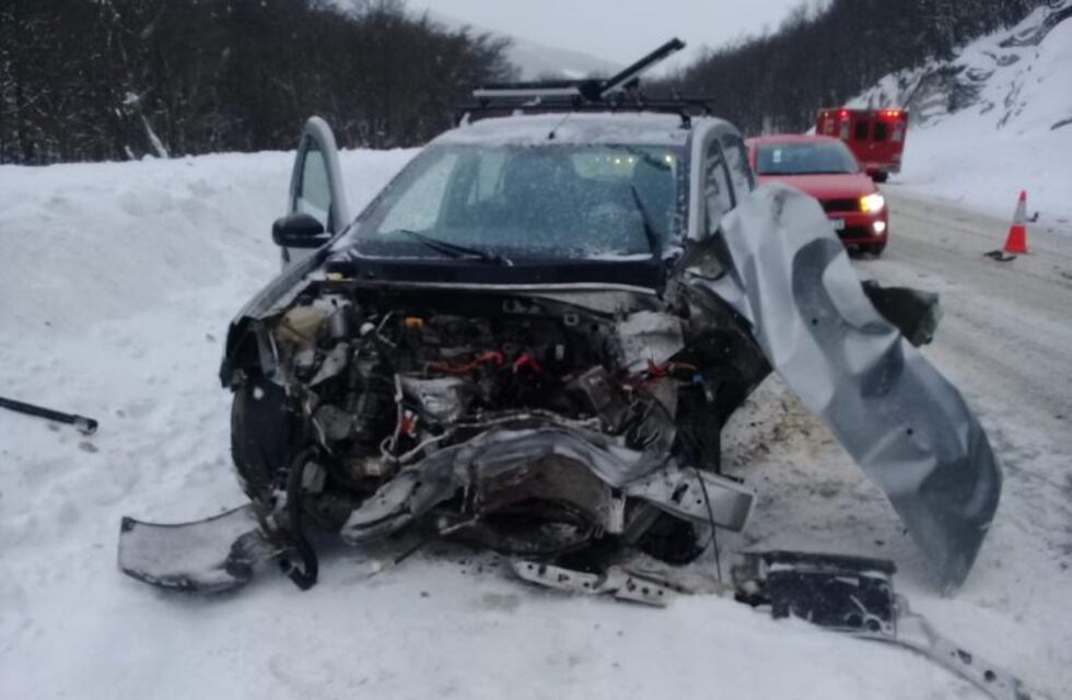 Un auto y una camioneta chocaron de frente en la zona de los centros invernales