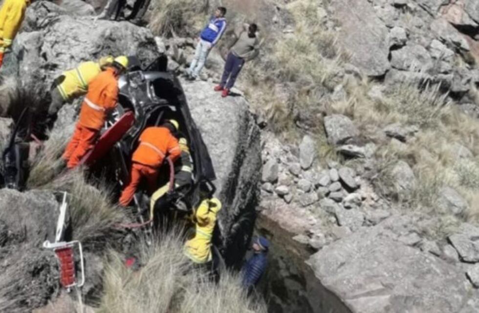 Una madre y sus dos hijos graves al desbarrancar en las Altas Cumbres