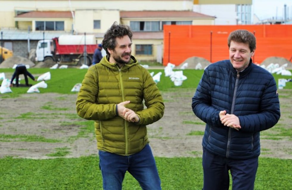 Melella recorrió la obra de puesta en valor de la cancha  del Centro Deportivo Municipal