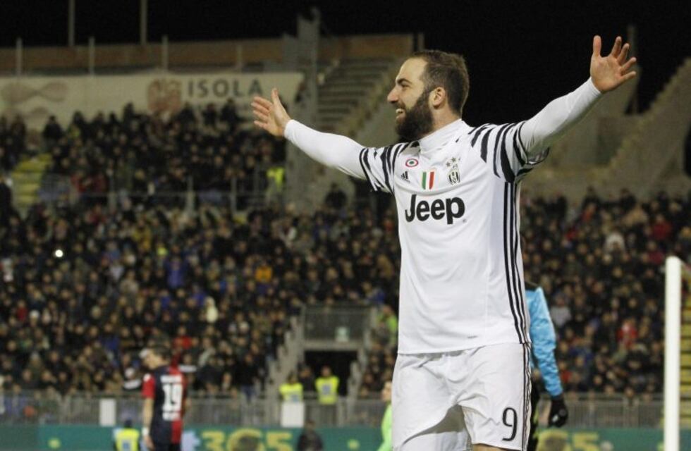 Gonzalo Higuaín marcó un doblete en la victoria de Juventus por 2-0 ante Cagliari
