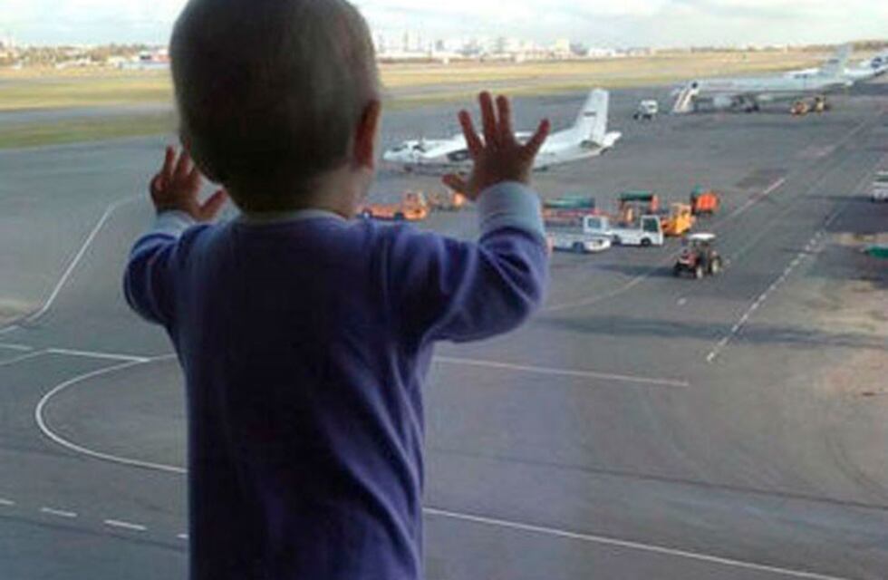 Olvidó a su bebé en el aeropuerto y el avión tuvo regresar a buscarlo