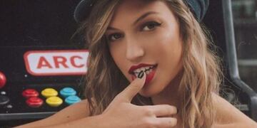 Stefi Roitman posó con una curiosa minifalda que no se puede usar con ropa interior