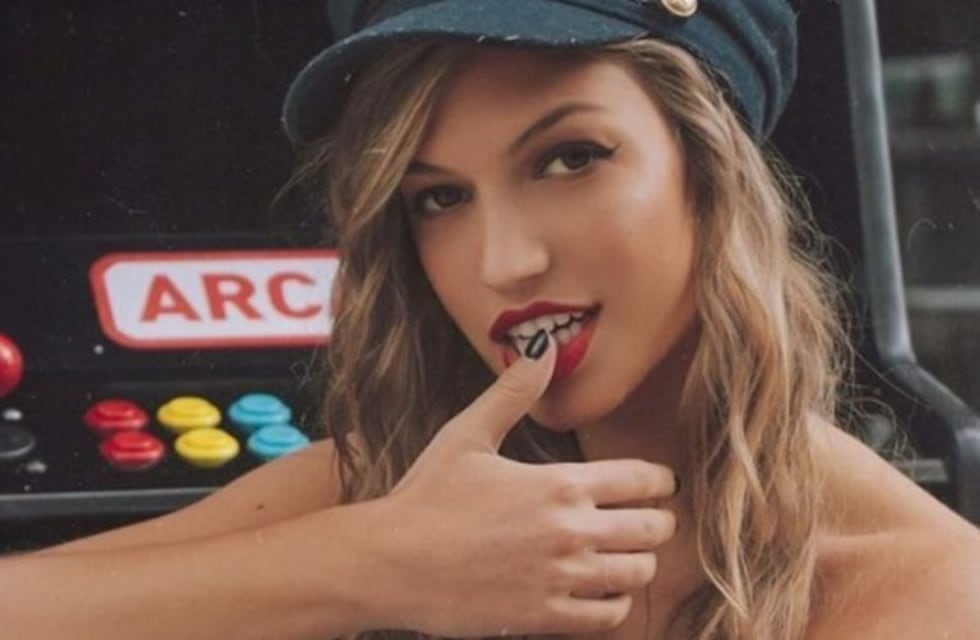 Stefi Roitman posó con una curiosa minifalda que no se puede usar con ropa interior