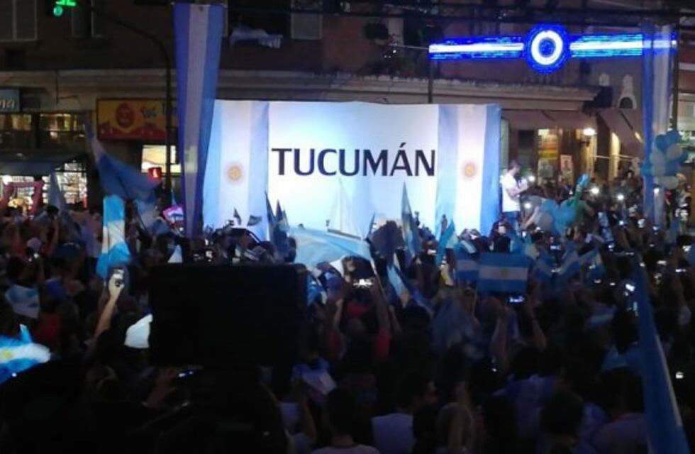 La Plaza Independencia colmada espera al Presidente Mauricio Macri