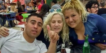Eduardo Echegaray junto a su madre adoptiva, Liliana Loyola