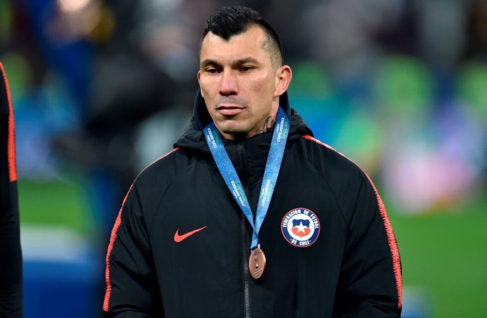 La insólita reacción de Gary Medel: le lanzó un chicle a hinchas argentinos