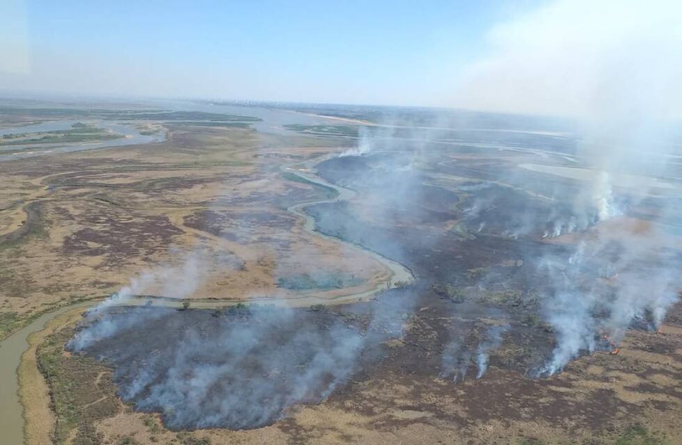 Apagaron incendios en las islas al sur de Rosario pero quedan focos en Santa Fe