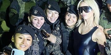 Miley Cyrus posó con el personal de seguridad en el Lollapalooza Argentina 2022