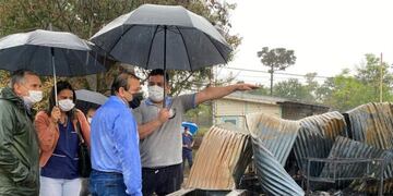 San Antonio: el gobernador Ahuad recorrió la zona de la Escuela Especial N°52 que se incendió totalmente.