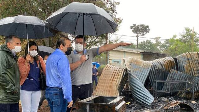 San Antonio: el gobernador Ahuad recorrió la zona de la Escuela Especial N°52 que se incendió totalmente.