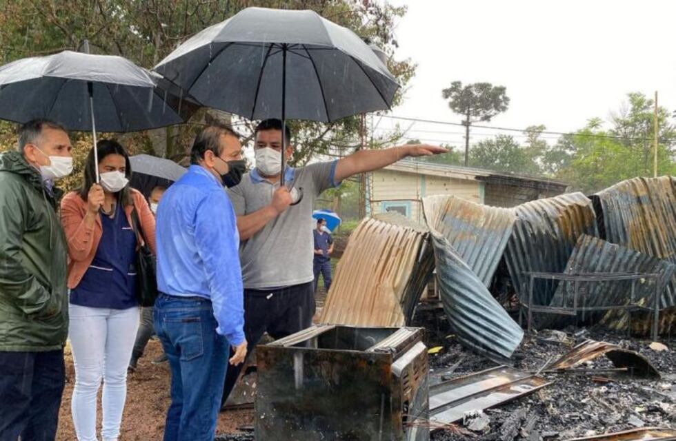 San Antonio: el gobernador Ahuad recorrió la zona de la Escuela Especial N°52 que se incendió totalmente