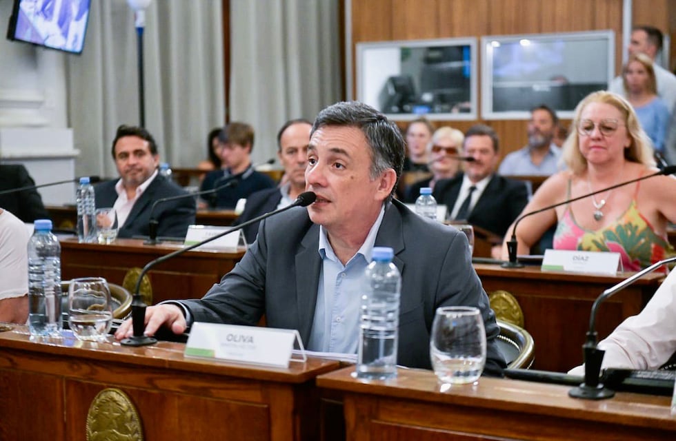 Senador Martín Oliva destaca modificaciones en el proyecto de reforma electoral y critica la urgencia oficialista