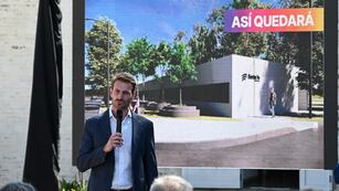 Gonzalo Aira, intendente de San Vicente, presentando el nuevo Hospital Rural de la localidad