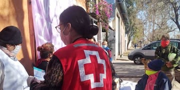 Voluntarios de la Cruz Roja en San Rafael junto a la comunidad.