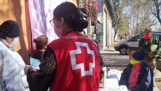 Voluntarios de la Cruz Roja en San Rafael junto a la comunidad.
