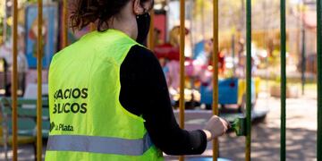 Se deberán desinfectar constantemente superficies y objetos coma manijas y volantes.