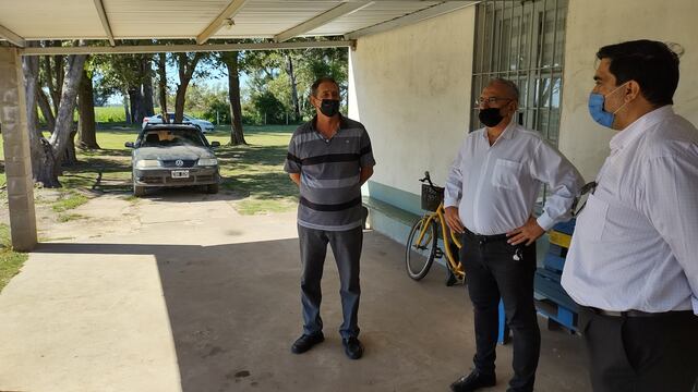 El secretario de Formación y Capacitación en Seguridad Pública del Gobierno Provincial, Cristian Battaglino, el senador provincial por el Departamento Castellanos, Alcides Calvo junto al presidente comunal, Héctor Perotti