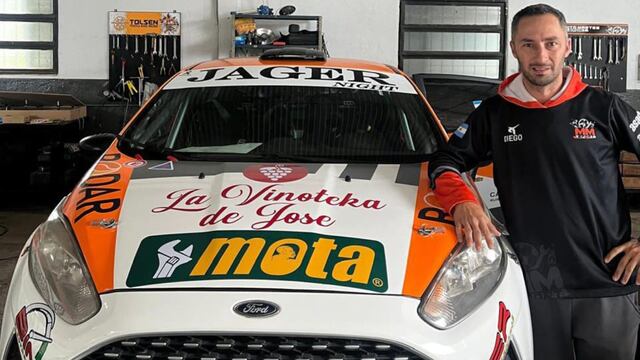 Diego Grión, junto al Ford Fiesta con el que competirá en Jesús María.