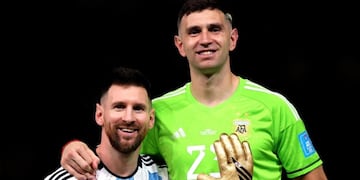 Lionel Messi y Dibu Martínez