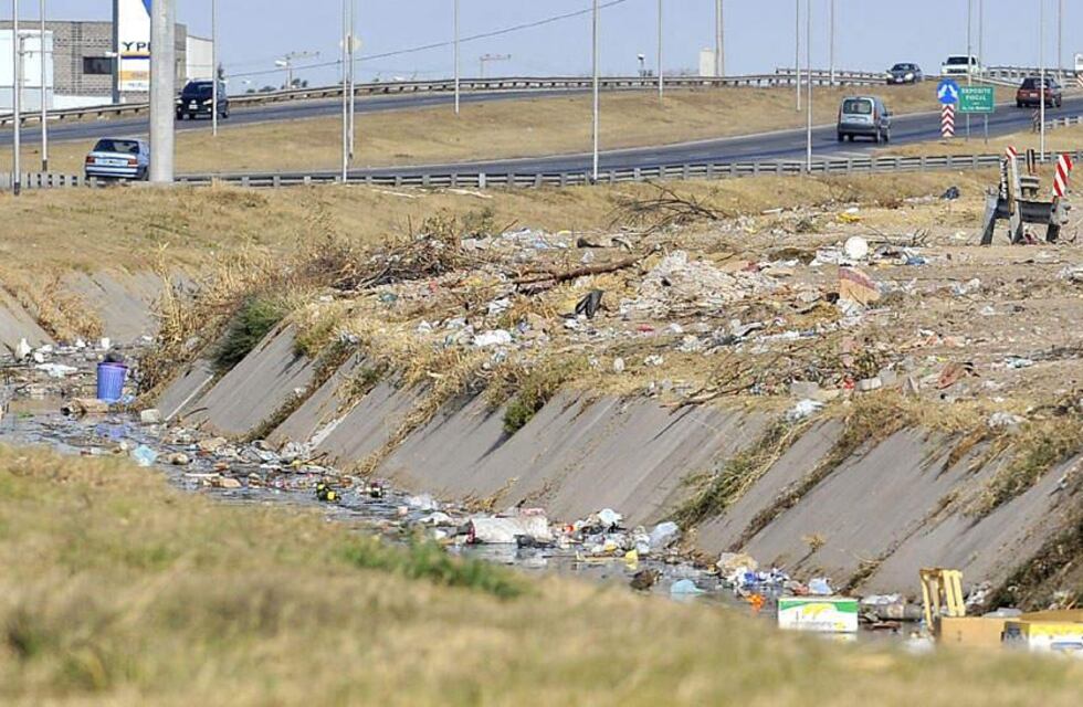 Córdoba: una persecución terminó con una camioneta dentro de un canal, un detenido y un prófugo