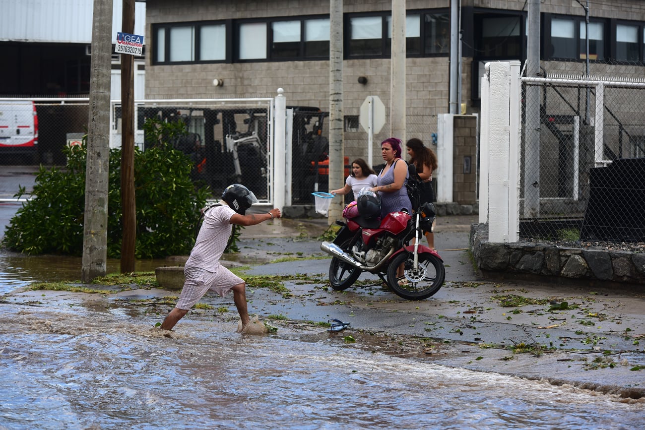 Un intenso chaparrón con caída de granizo anegó diversas zonas de la ciudad de Córdoba.  (Nicolás Bravo / La Voz)