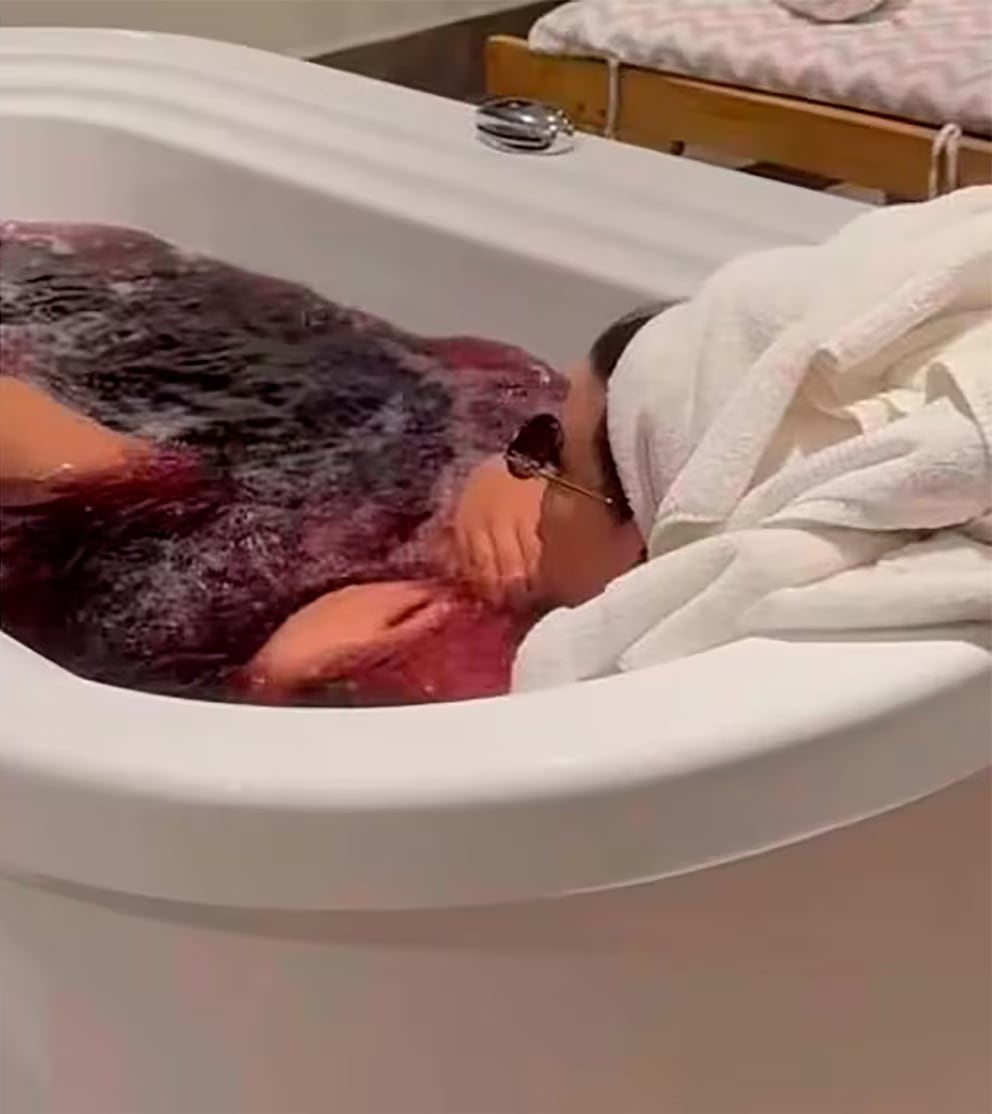 Charlotte Caniggia se bañó en vino y abrió debate