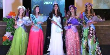 Pía Yécora, al centro, nueva representante del estudiantado del país, junto a las representantes  de las regiones Nazarena Dimol, Salma Nesprias, Lucía Schober y Oriana Ferré.