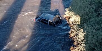 El automóvil fue arrastrado por la corriente. Lo encontraron un día después.