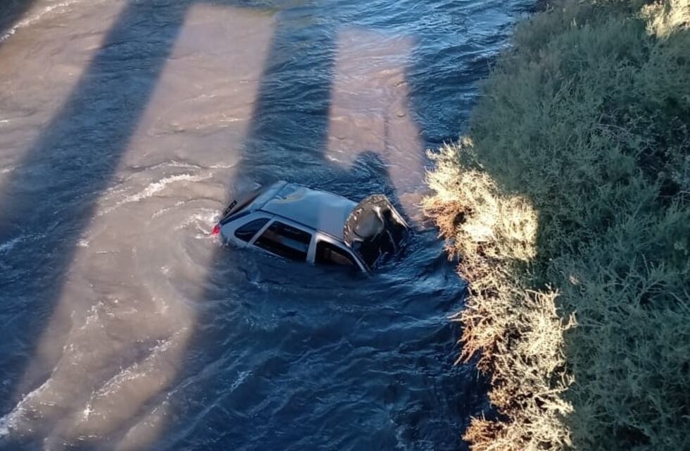Se salvaron de milagro al volcar y caer a un canal: encontraron el vehículo al otro día