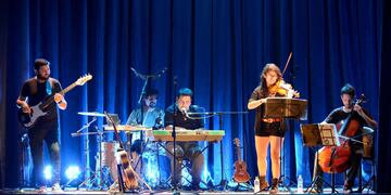 Manu Cabanay se presenta en Espacio Máscara.