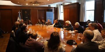 Gestiones oficiales para evitar falta de insumos medicos