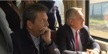 Alberto Fernández y Sergio Massa, viajando en el tren que une Rosario - Cañada de Gómez.
